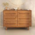Das Sideboard verbindet seine Form mit Kiefernholz