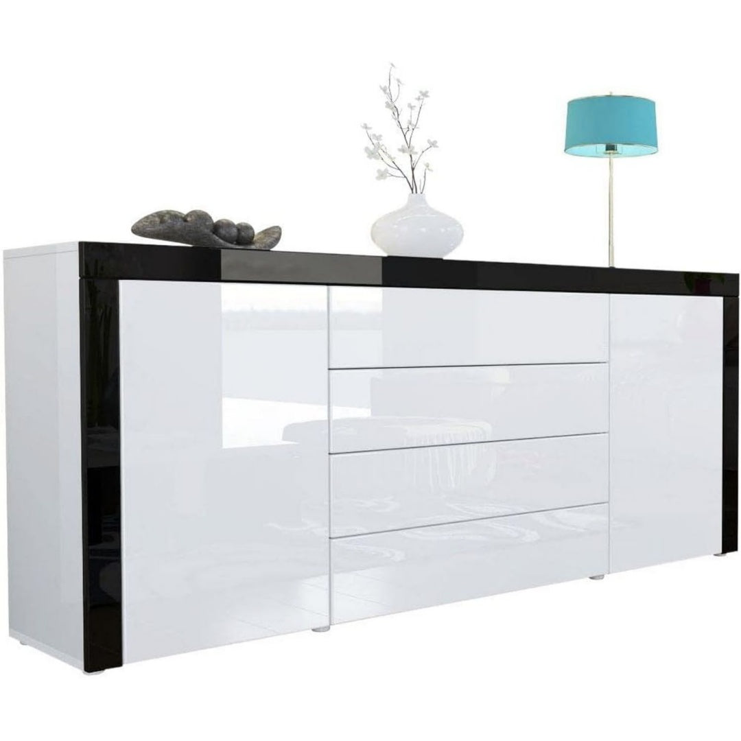 Glaenzende Oberflaechen und grifflose Fronten an dem Sideboard