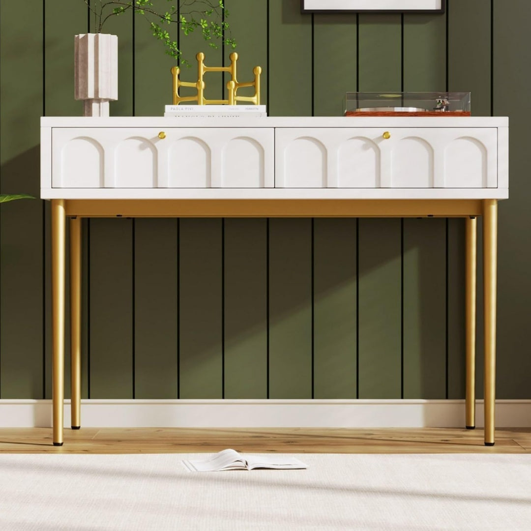 Das Sideboard nimmt mit 140 x 40 x 84 cm Gestalt an