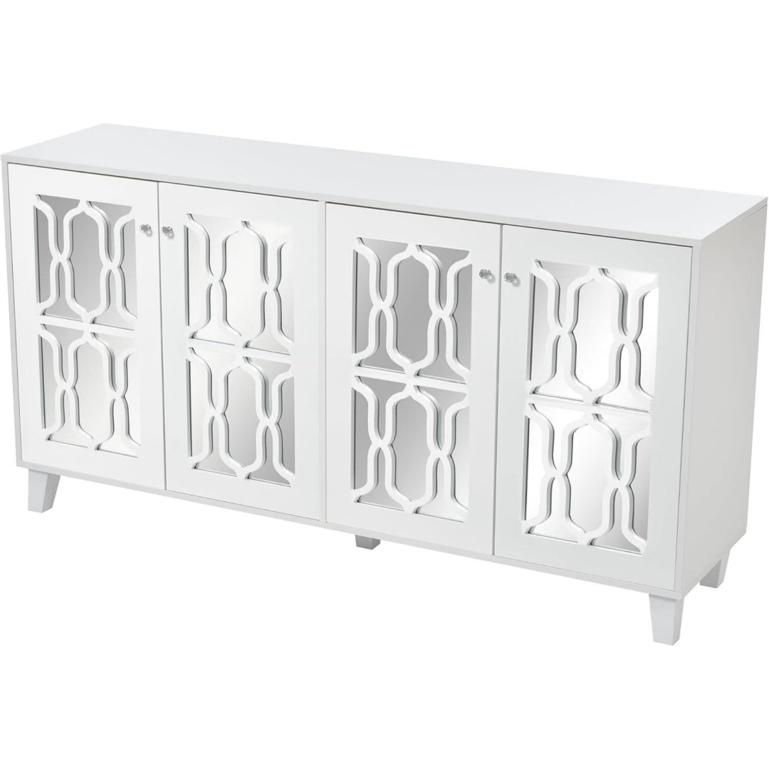 Glastueren treffen auf glaenzende Oberflaechen an dem Sideboard