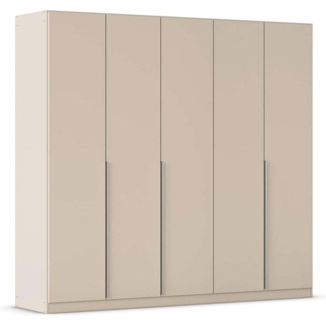 Der Kleiderschrank setzt auf verstellbare Ablagen