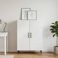 Ein Metallgestell praegt das Sideboard in Weiss