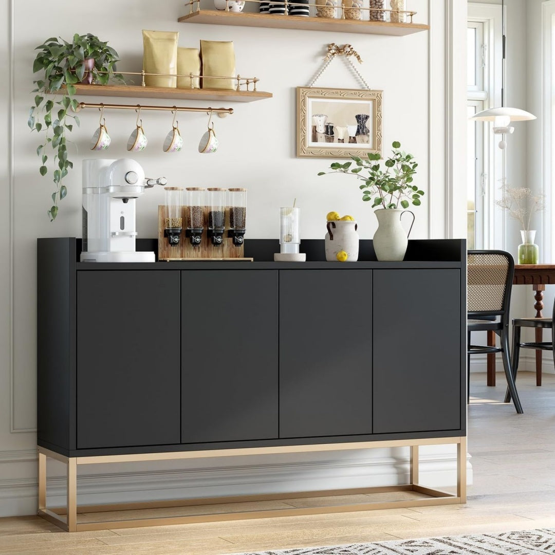4 Tueren treffen auf grifflose Fronten an dem Sideboard