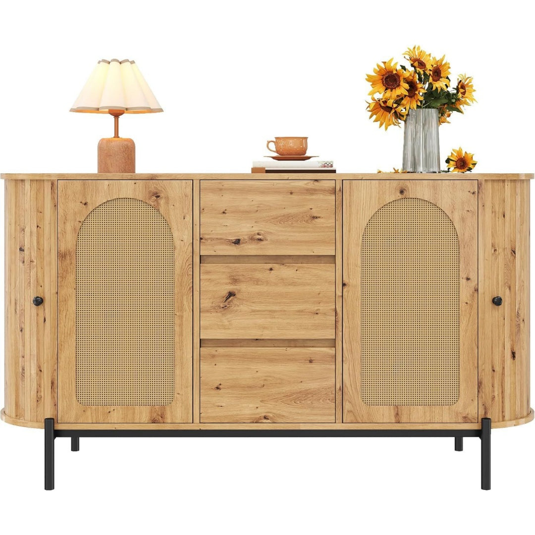 Gerundete Konturen und verstellbare Ablagen an dem Sideboard