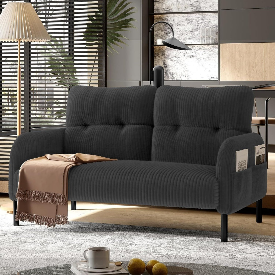 Seitentaschen ergaenzen das Sofa