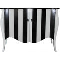 Das Sideboard zeigt sich in Schwarz und Weiss